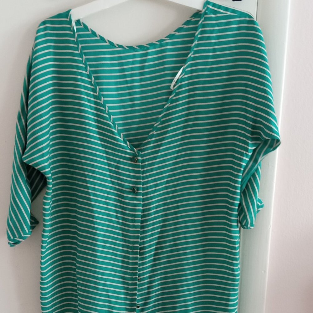 I love H81 sizeS 3/4 sleeve  button down in the back